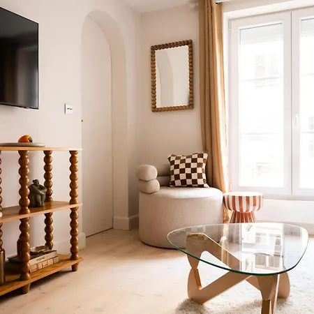 4p 1br - Monthly - Step From Place Vendome Daire