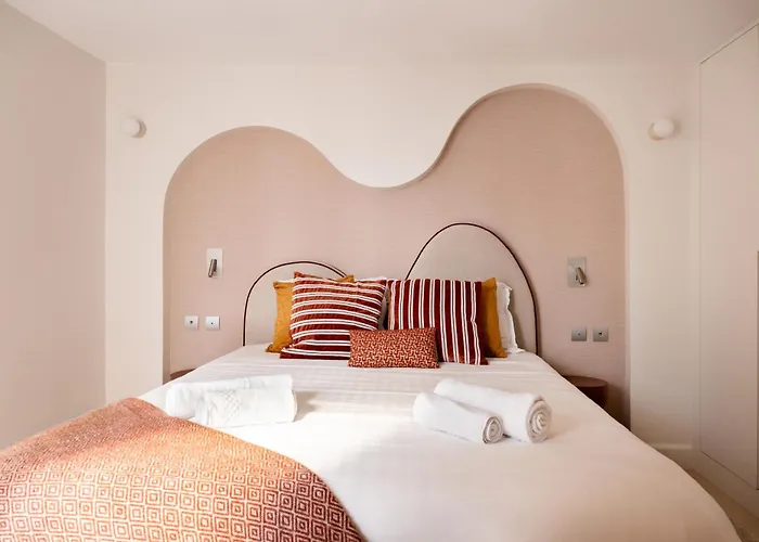 4p 1br - Monthly - Step From Place Vendome شقة *